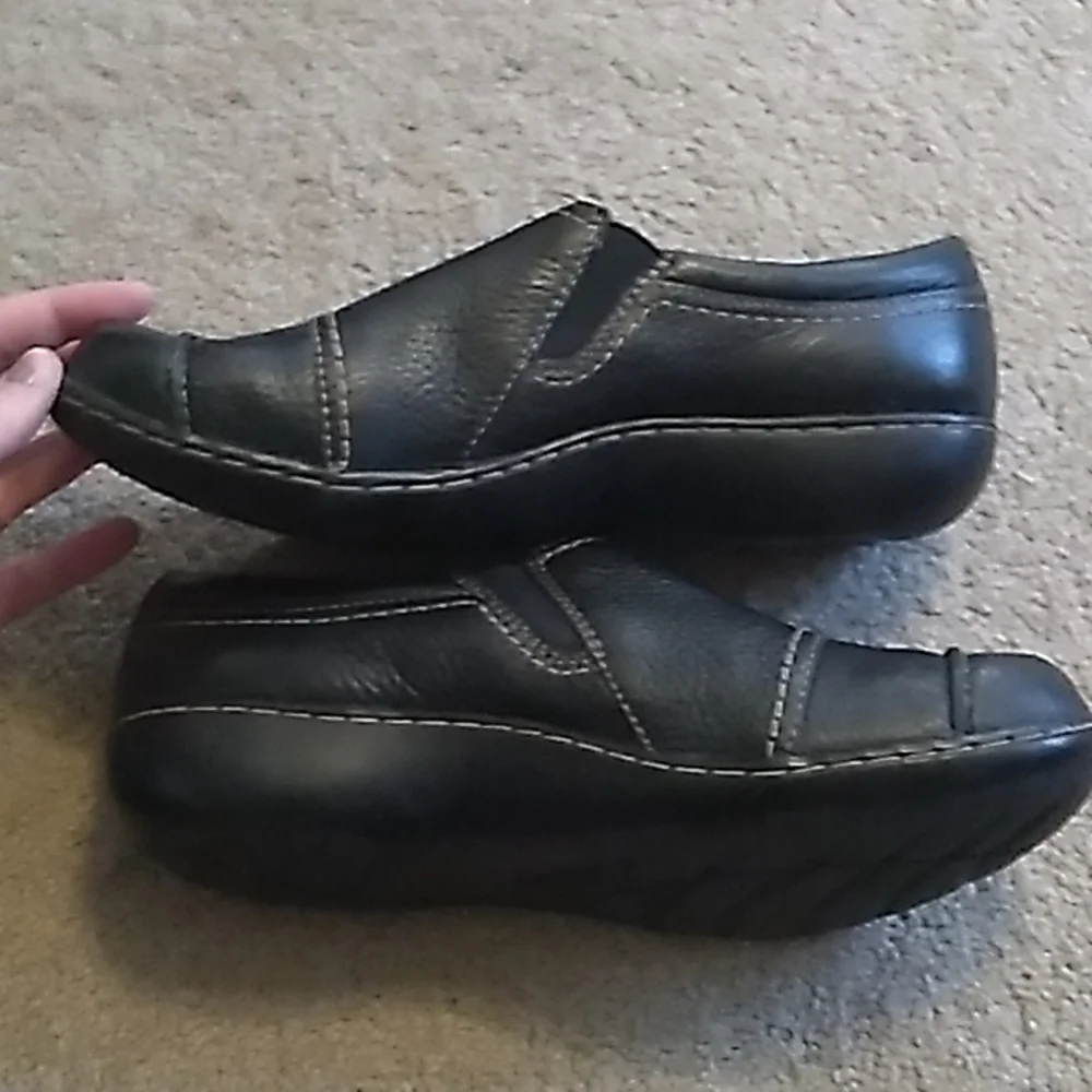 Women's Black Clarks Shoes, Size 7.5 - Picture 4 of 7